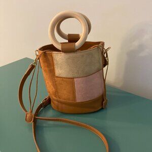 Modern Tan Bucket Crossbody Bag with Structured Design
